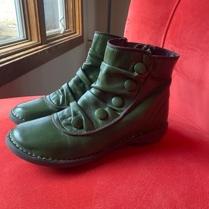 Miz Mooz ankle boot, excellent condition! Beautiful color! Don’t miss this sale!